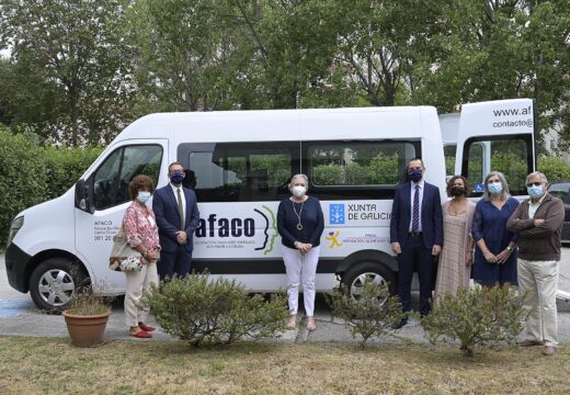 A Xunta presenta o vehículo adaptado que Afaco adquiriu con cargho á rode do 0,7% do IRPF para trasladar os ususarios ás actividades